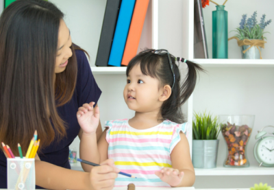 Có nên tiếp tục dạy trẻ “đừng nói chuyện với người lạ”?