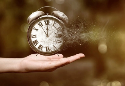 Vì sao thời gian trôi nhanh hơn khi ta trưởng thành?