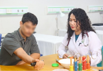 Người đàn ông Tunisia thoát nguy cơ cứng khớp sau tai nạn giao thông