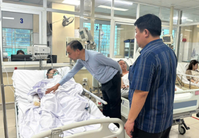 Khẩn trương cứu chữa nạn nhân trong vụ cháy nhà 4 tầng ở Tây Hồ