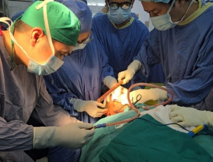 Phẫu thuật xuyên đêm cứu sống nam sinh bị thanh sắt đâm xuyên mặt