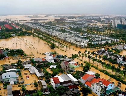 Trung Bộ tiếp diễn mưa lớn, nhiều nơi chìm trong biển nước