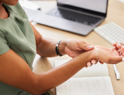 Bị run và đau nhức tay khi viết phải làm thế nào?