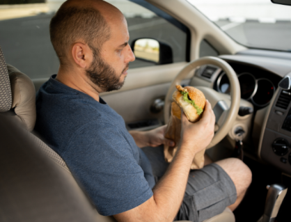 Lái xe sau khi vừa ăn no có thể nguy hiểm hơn bạn nghĩ