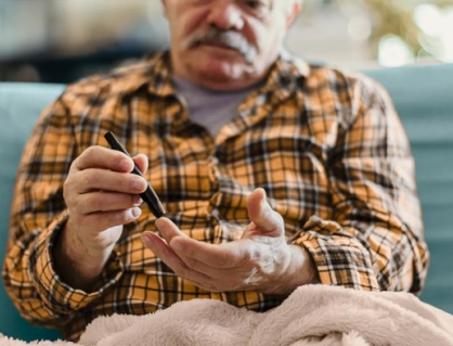 Mắc đái tháo đường, bị tê cứng tay về đêm có khỏi được không?