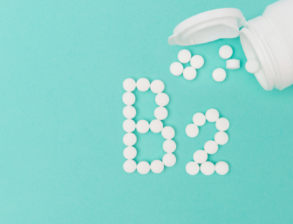 Vì sao nước tiểu đổi màu khi uống vitamin B2?