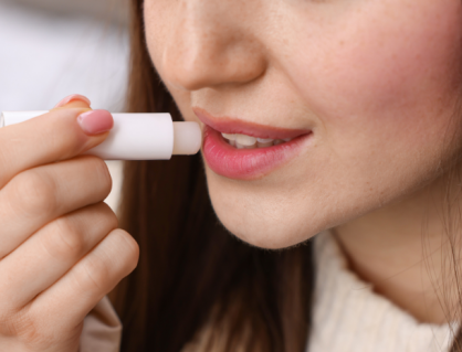 Nguy cơ tiềm ẩn khi dùng chung son dưỡng