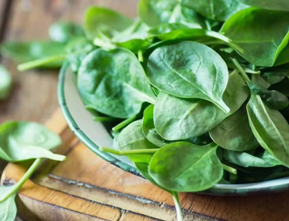 Rau chân vịt giàu sắt nhưng không dễ hấp thụ, nên chế biến ra sao? 