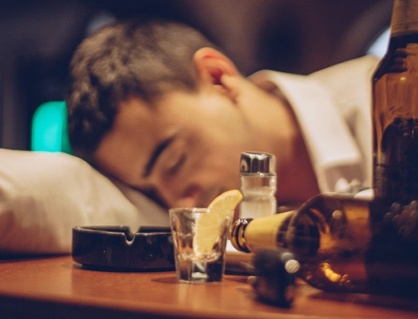 Chuyên gia tiết lộ lượng rượu tăng nguy cơ đột quỵ ở tuổi 60