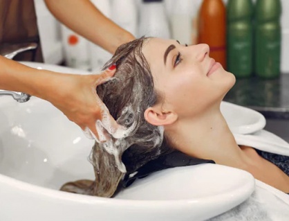 Tóc mềm mượt hơn với phương pháp gội đầu này