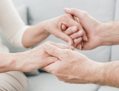 Một vài lời khuyên giúp chăm sóc người bị run chân tay tại nhà hiệu quả