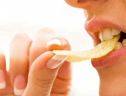 Tại sao nhiều người khó chịu khi nghe thấy tiếng nhai thức ăn?