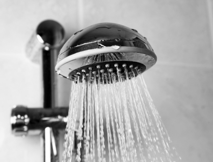 Gội đầu bằng nước chứa nhiều khoáng chất có gây rụng tóc?