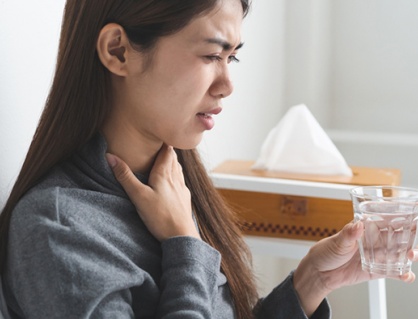 Phân biệt triệu chứng viêm họng do virus và vi khuẩn