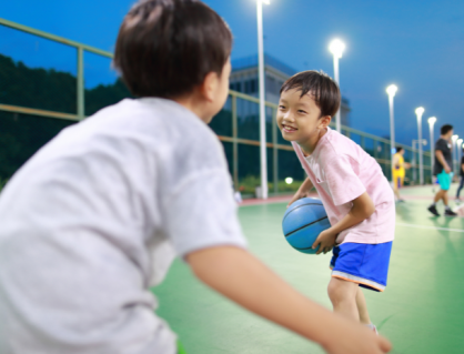 Trẻ em có nên chơi thể thao muộn vào buổi tối?