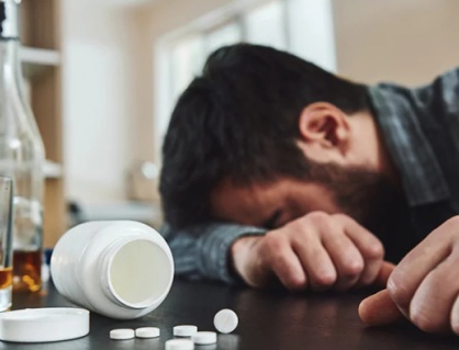 Đang uống thuốc chống trầm cảm, không nên động tới rượu
