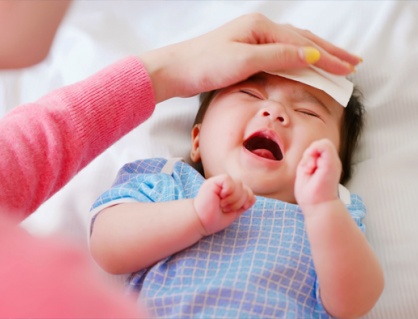Chuyên gia hướng dẫn: Cần làm gì khi con bị sốt cao co giật?