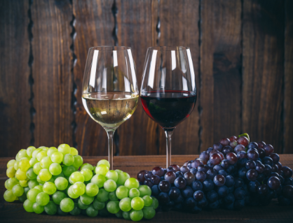 Chuyên gia dinh dưỡng nói gì về lợi ích sức khỏe của vang đỏ và vang trắng?