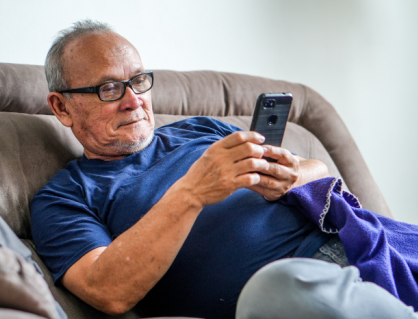 Lợi ích của việc dùng điện thoại với người cao tuổi