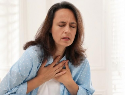 Làm sao để giảm khó thở, đau ngực ở người bệnh suy tim nặng?