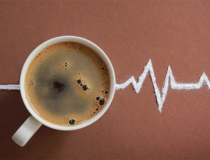 Tim đập loạn xạ, tay run mỗi khi uống cà phê, trà đặc cảnh báo điều gì?