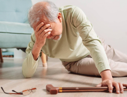 Nguy cơ té ngã ở người cao tuổi và thuốc chống đông máu