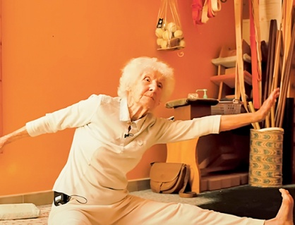 Bí quyết giữ cơ thể dẻo dai của cô giáo yoga 103 tuổi