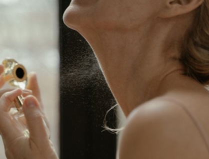 Xịt nước hoa đúng cách: Lưu hương lâu, không lo hại sức khỏe!