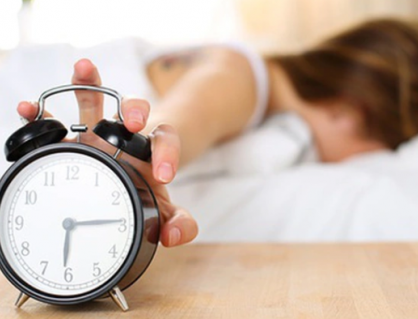 Vì sao bạn lại tỉnh giấc ngay trước khi chuông báo thức kêu?