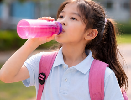 Trẻ cần uống bao nhiêu nước mỗi ngày khi ở trường?