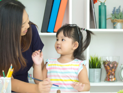 Có nên tiếp tục dạy trẻ “đừng nói chuyện với người lạ”?