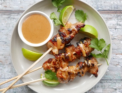 Ăn ngon để tăng cơ: Gà xiên satay ăn kèm sốt đậu phộng