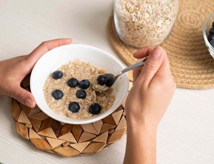 Người hay táo bón có nên ăn sáng với yến mạch?