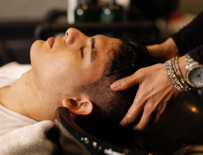 Vảy nến da đầu có phải do gội đầu sai cách?