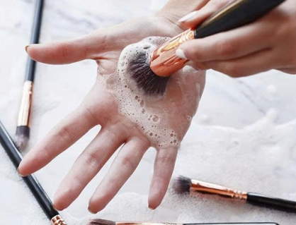 Cách vệ sinh cọ trang điểm theo chuyên gia da liễu