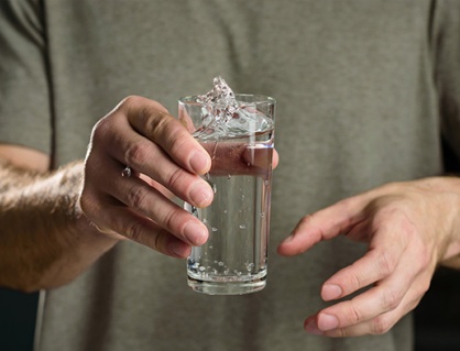 Nguyên nhân run tay khi cầm đồ vật là gì?