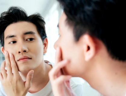 Ở tuổi 20 nam giới có cần dùng kem dưỡng mắt?