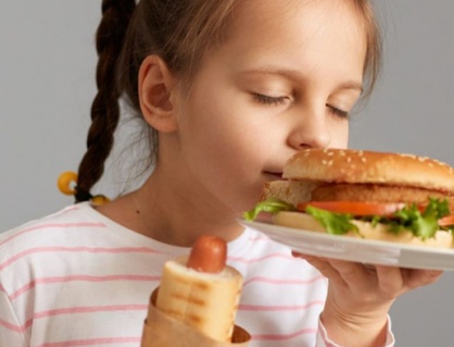 Ăn nhiều đồ siêu chế biến, trẻ dễ gặp nhiều vấn đề hành vi hơn