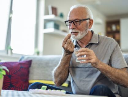 Dùng thuốc ức chế miễn dịch trị vảy nến bị tác dụng phụ, nên làm gì?