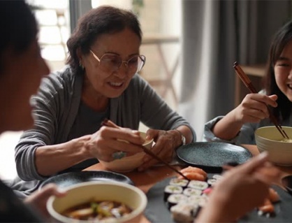 Uống TPBVSK Vương Lão Kiện để giảm run có cần kiêng ăn gì không?