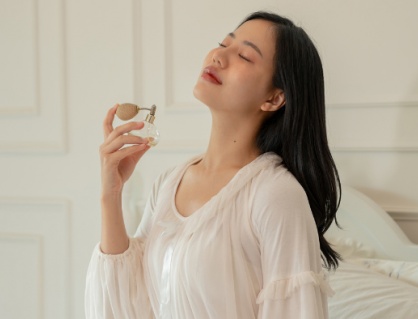 Thói quen xịt nước hoa lên cổ có gây hại tới tuyến giáp?