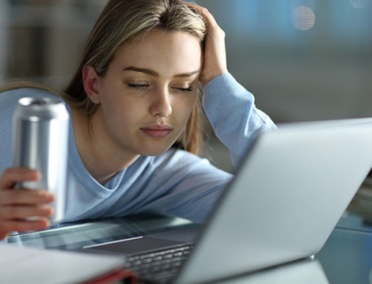 Vì sao uống nước tăng lực mà vẫn uể oải?