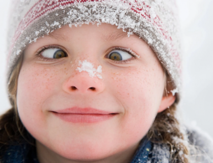 Cố tình làm mắt lác để trêu đùa có gây hại cho mắt?