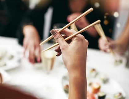 Run tay khi cầm đũa: Vấn đề nhỏ nhưng không nên bỏ qua