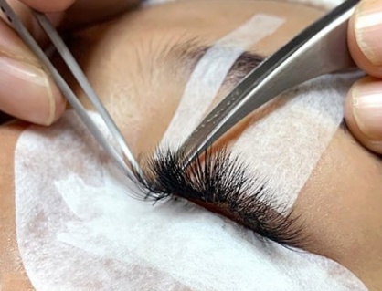 Cảnh báo nguy cơ mắc bệnh lý về mắt khi nối mi giả