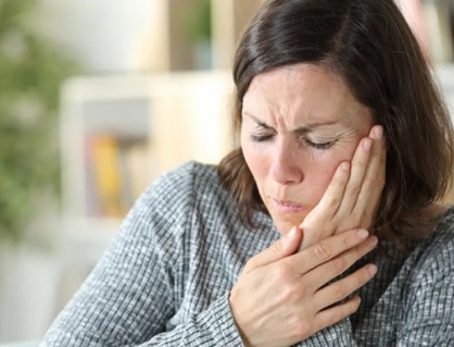 Mãn kinh tác động đến sức khỏe răng miệng thế nào?