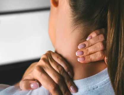 6 cách đơn giản giúp giảm và phòng ngừa cơn đau cổ