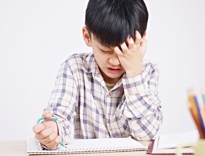 Con gặp khó khăn khi cầm bút, cha mẹ nên làm gì?