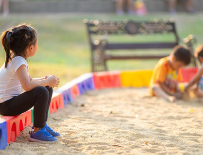 Cha mẹ giúp trẻ 'hóa giải' nỗi cô đơn thế nào? 