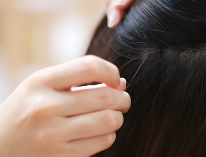 Mới ngoài 20 đã bạc tóc, có cách nào khắc phục?